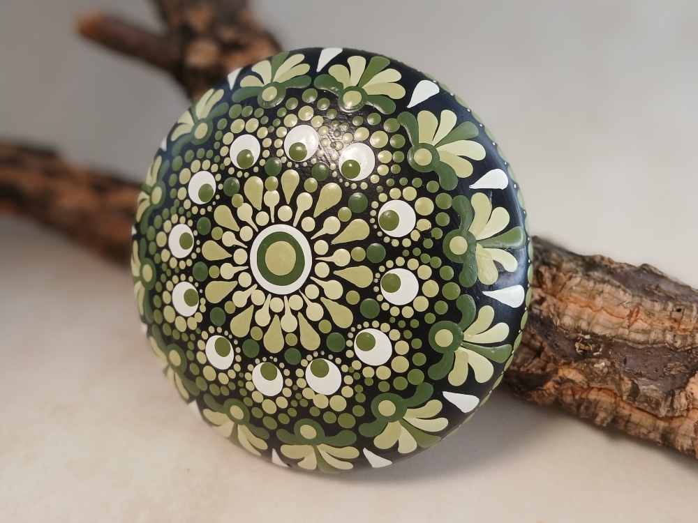 Bild 1 von Großer Mandala-Stein „Kollektion Laubfrosch“ – Handgemaltes Dot Painting Unikat (Ø 9,5 cm)