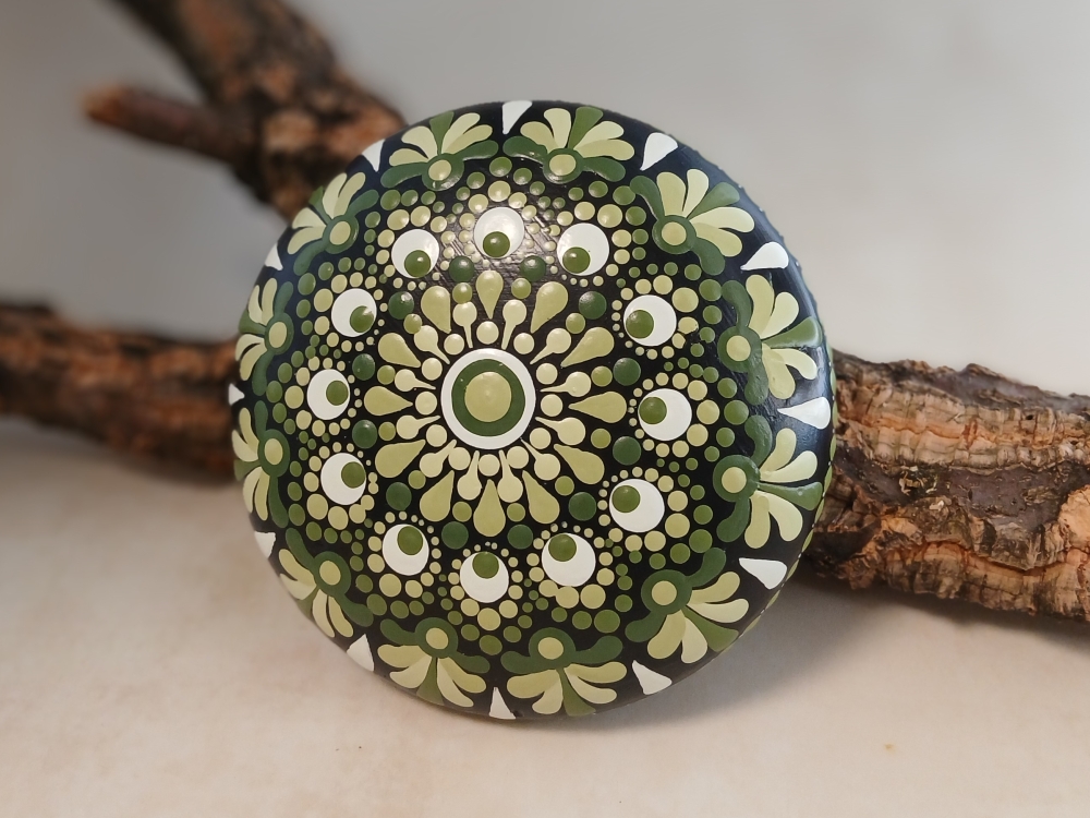 Bild 1 von Großer Mandala-Stein „Kollektion Laubfrosch“ – Handgemaltes Dot Painting Unikat (Ø 9,5 cm)