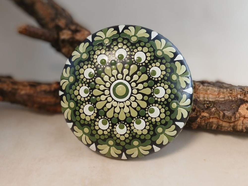 Bild 1 von Großer Mandala-Stein „Kollektion Laubfrosch“ – Handgemaltes Dot Painting Unikat (Ø 9,5 cm)