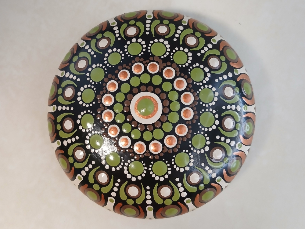 Bild 1 von Großer Mandala-Stein „Kollektion Ackerhummel“ – Handgemaltes Dot Painting Unikat (Ø 9,5 cm)