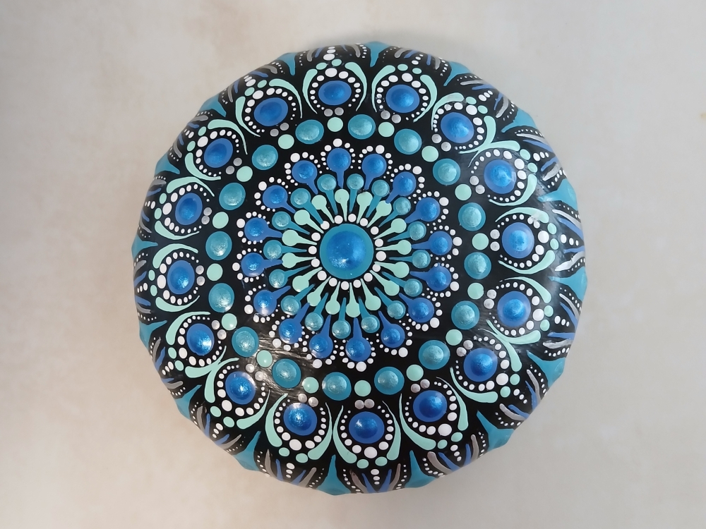 Bild 1 von Großer Mandala-Stein „Kollektion Eisvogel“ – Handgemaltes Dot Painting Unikat (Ø 9,5 cm)