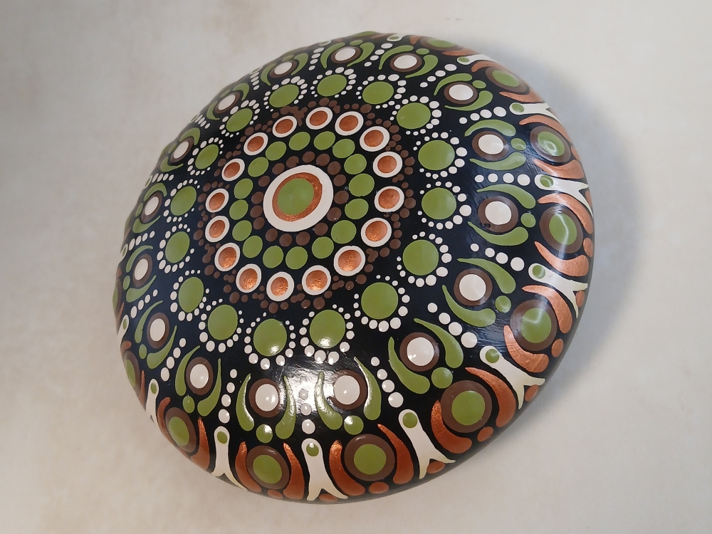 Bild 1 von Großer Mandala-Stein „Kollektion Ackerhummel“ – Handgemaltes Dot Painting Unikat (Ø 9,5 cm)