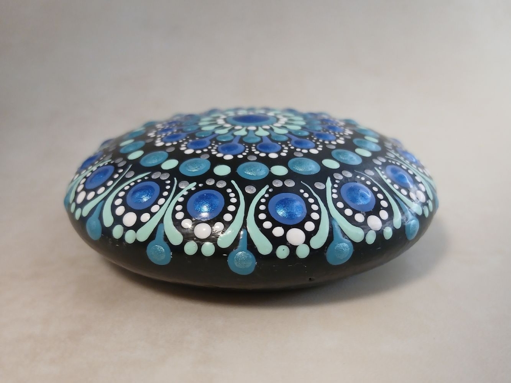 Bild 1 von Mandala-Stein „Kollektion Eisvogel“ – Handgemaltes Dot Painting Unikat (Ø 7,5 cm)