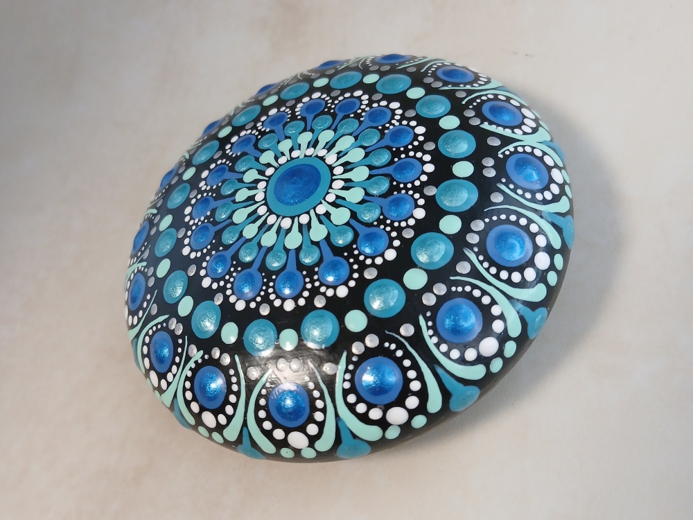 Bild 1 von Mandala-Stein „Kollektion Eisvogel“ – Handgemaltes Dot Painting Unikat (Ø 7,5 cm)