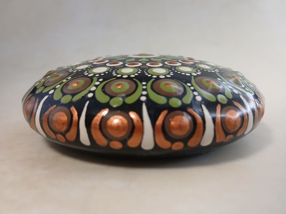 Bild 1 von Mandala-Stein „Kollektion Ackerhummel“ – Handgemaltes Dot Painting Unikat (Ø 7,5 cm)
