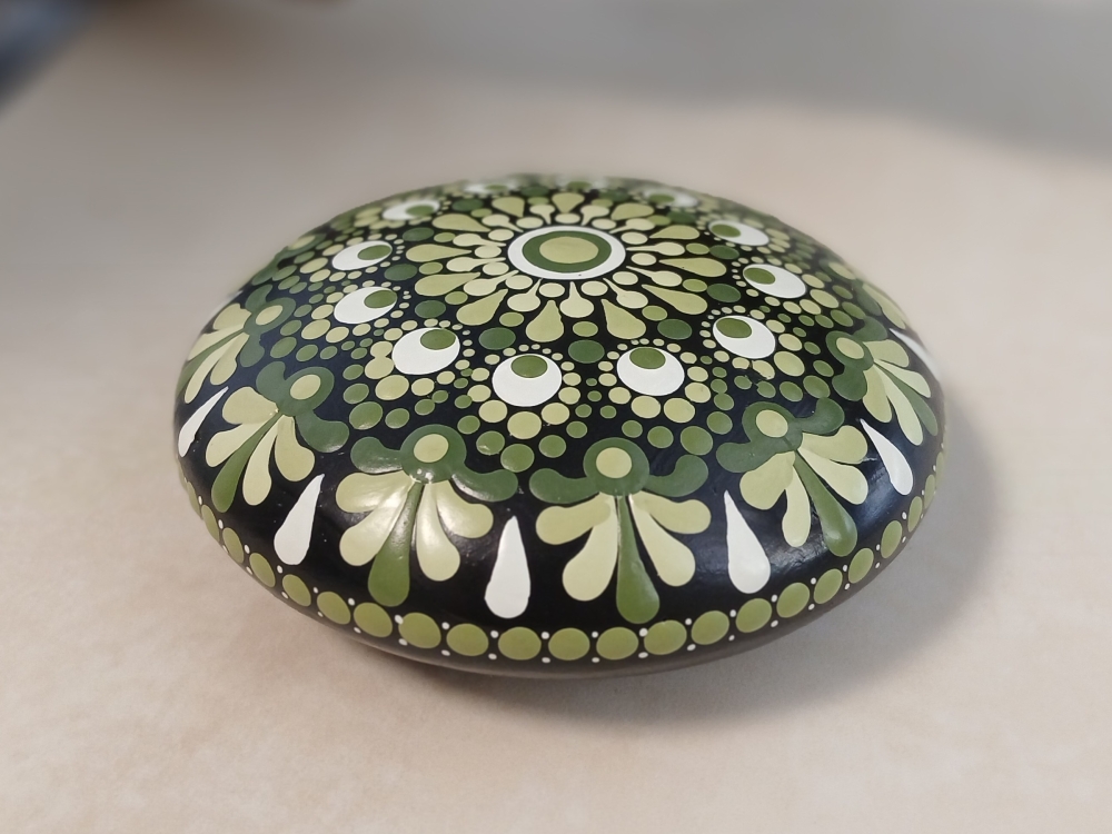 Bild 1 von Großer Mandala-Stein „Kollektion Laubfrosch“ – Handgemaltes Dot Painting Unikat (Ø 9,5 cm)