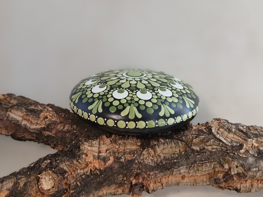 Bild 1 von Mandala-Stein „Kollektion Laubfrosch“ – Handgemaltes Dot Painting Unikat (Ø 7,5 cm)