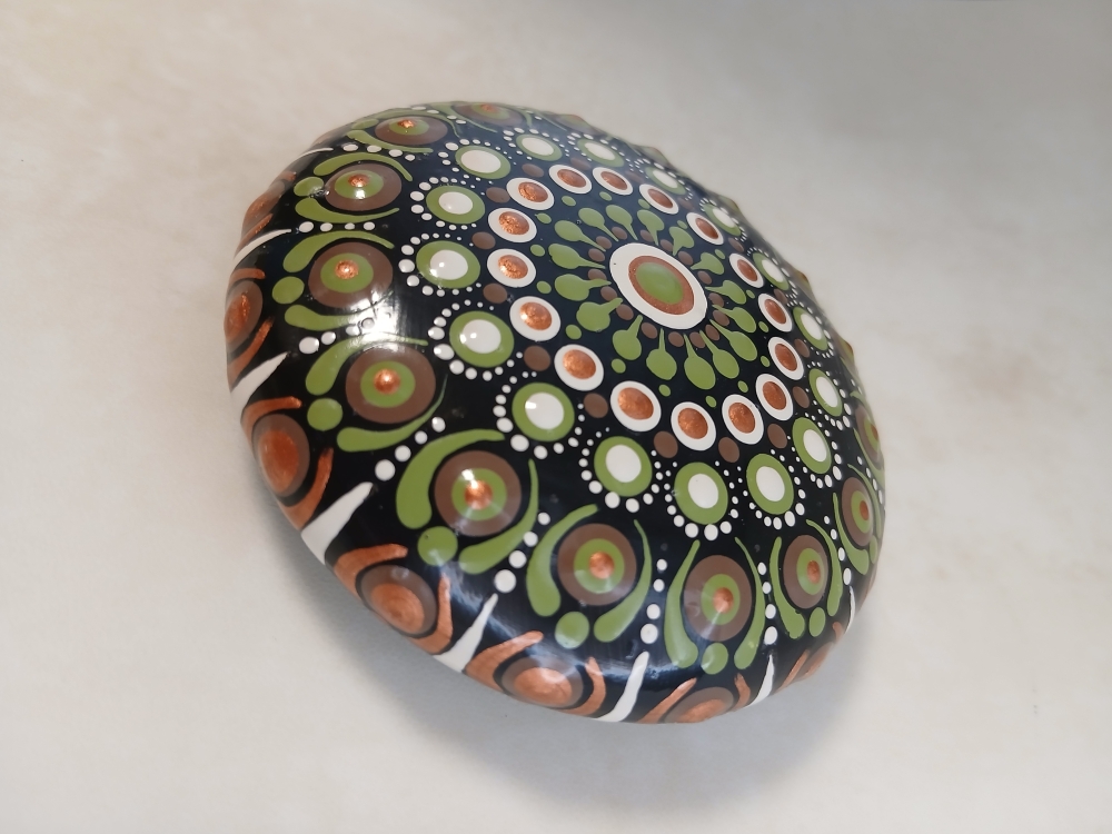 Bild 1 von Mandala-Stein „Kollektion Ackerhummel“ – Handgemaltes Dot Painting Unikat (Ø 7,5 cm)