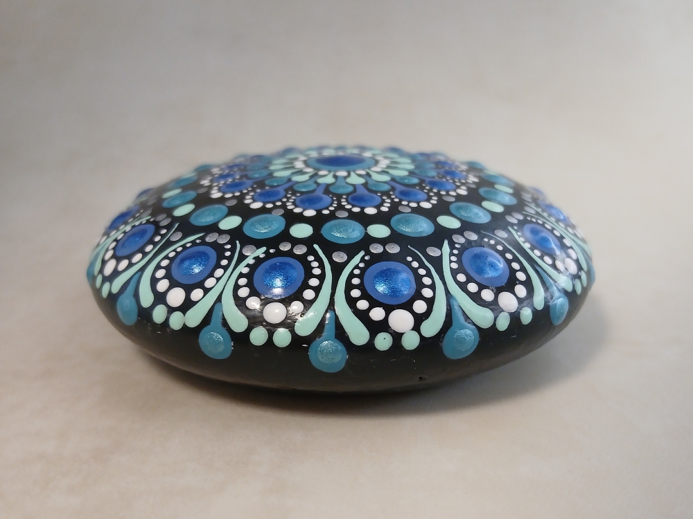 Bild 1 von Mandala-Stein „Kollektion Eisvogel“ – Handgemaltes Dot Painting Unikat (Ø 7,5 cm)