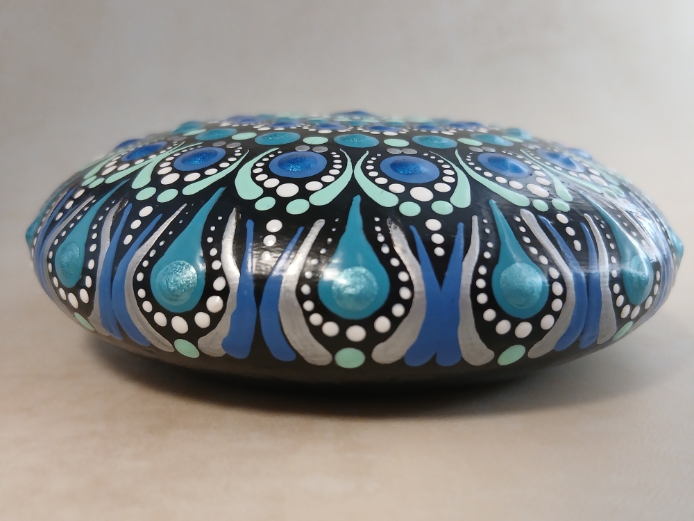 Bild 1 von Großer Mandala-Stein „Kollektion Eisvogel“ – Handgemaltes Dot Painting Unikat (Ø 9,5 cm)