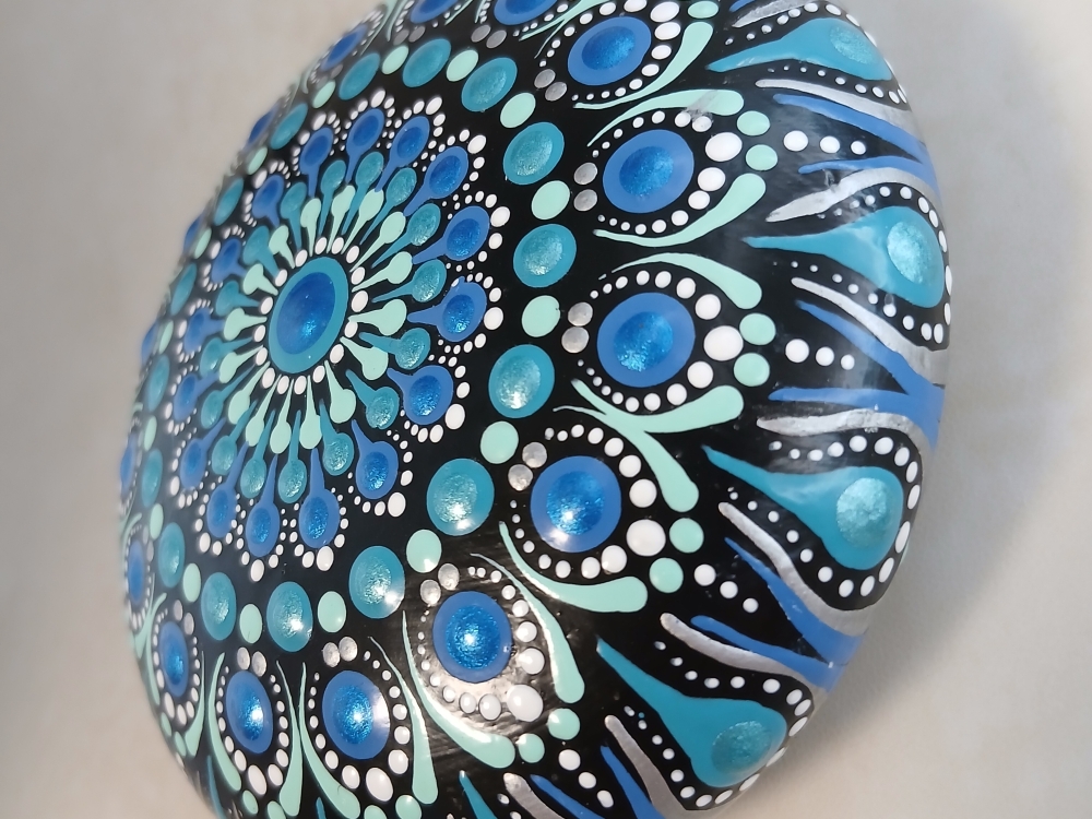 Bild 1 von Großer Mandala-Stein „Kollektion Eisvogel“ – Handgemaltes Dot Painting Unikat (Ø 9,5 cm)
