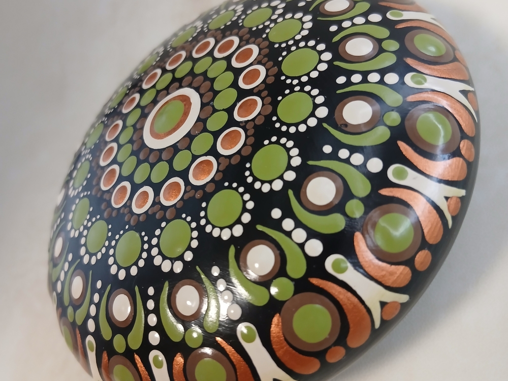 Bild 1 von Großer Mandala-Stein „Kollektion Ackerhummel“ – Handgemaltes Dot Painting Unikat (Ø 9,5 cm)