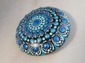 Bild 3 von Mandala-Stein „Kollektion Eisvogel“ – Handgemaltes Dot Painting Unikat (Ø 7,5 cm)