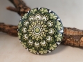 Bild 2 von Großer Mandala-Stein „Kollektion Laubfrosch“ – Handgemaltes Dot Painting Unikat (Ø 9,5 cm)