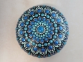 Bild 1 von Großer Mandala-Stein „Kollektion Eisvogel“ – Handgemaltes Dot Painting Unikat (Ø 9,5 cm)