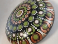 Bild 4 von Großer Mandala-Stein „Kollektion Ackerhummel“ – Handgemaltes Dot Painting Unikat (Ø 9,5 cm)