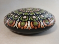 Bild 2 von Großer Mandala-Stein „Kollektion Ackerhummel“ – Handgemaltes Dot Painting Unikat (Ø 9,5 cm)
