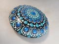 Bild 4 von Mandala-Stein „Kollektion Eisvogel“ – Handgemaltes Dot Painting Unikat (Ø 7,5 cm)