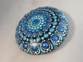 Mandala-Stein „Kollektion Eisvogel“ – Handgemaltes Dot Painting Unikat (Ø 7,5 cm)