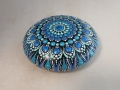 Bild 3 von Großer Mandala-Stein „Kollektion Eisvogel“ – Handgemaltes Dot Painting Unikat (Ø 9,5 cm)
