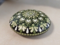 Bild 3 von Großer Mandala-Stein „Kollektion Laubfrosch“ – Handgemaltes Dot Painting Unikat (Ø 9,5 cm)
