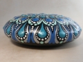 Bild 2 von Großer Mandala-Stein „Kollektion Eisvogel“ – Handgemaltes Dot Painting Unikat (Ø 9,5 cm)